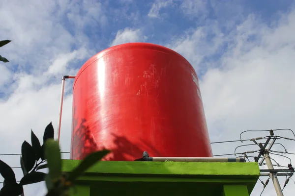 Visão Baixo Ângulo Grande Tanque Água Laranja Recipiente Água Colocado — Fotografia de Stock