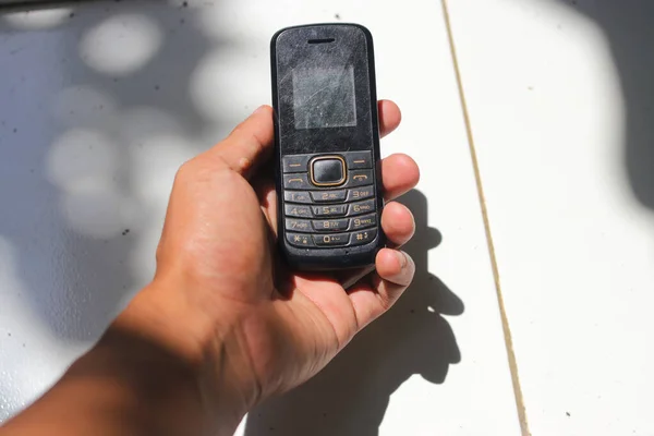 Mão Segurando Telefone Celular Usado Antigo Com Teclado Convencional Que — Fotografia de Stock