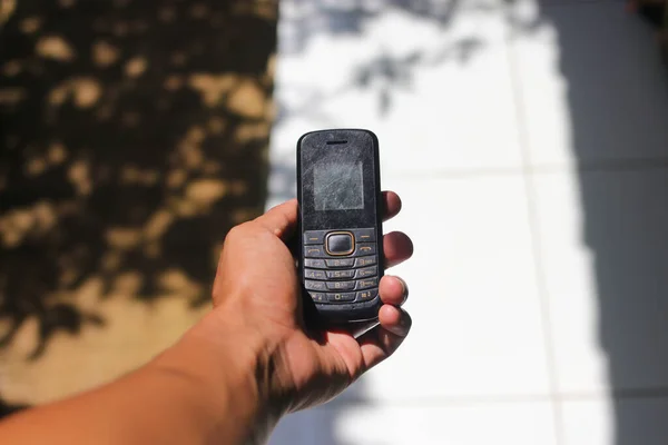 Ruka Drží Starý Použitý Mobilní Telefon Konvenční Klávesnicí Které Byly — Stock fotografie