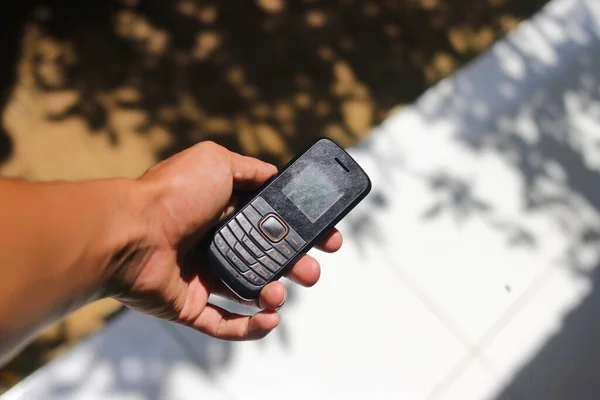 Mão Segurando Telefone Celular Usado Antigo Com Teclado Convencional Que — Fotografia de Stock