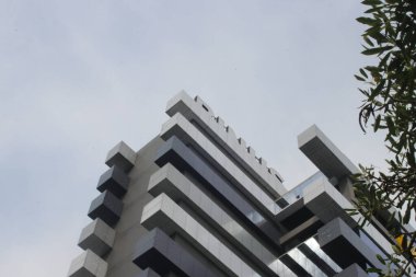 Endonezya 'daki genel minimalist modern binanın düşük açılı görüntüsü