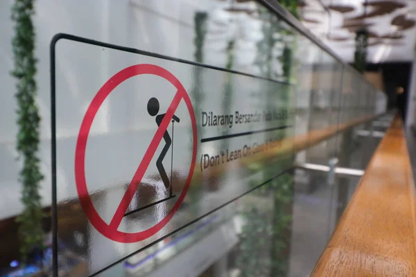 Foco Seletivo Proibição Don Lean Dilarang Bersandar Uma Barreira Vidro — Fotografia de Stock