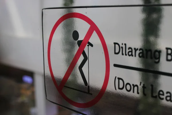 Селективное Внимание Уделяется Запрету Стеклянный Барьер Торговом Центре Индонезии Dilarang — стоковое фото