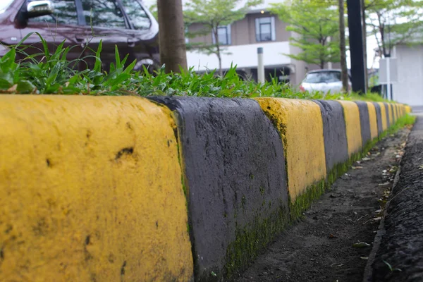 Zwart Oranje Trottoirs Een Parkeerplaats — Stockfoto