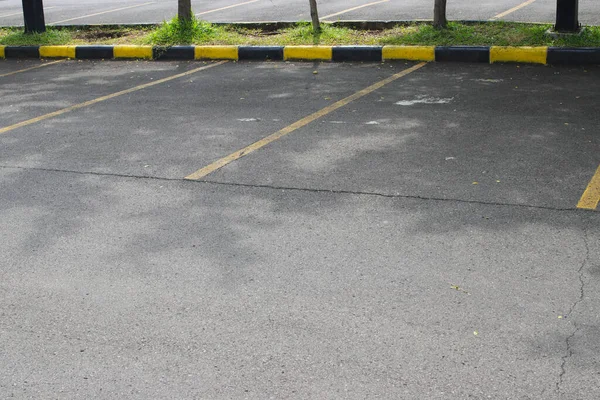 Parkplätze Mit Gelber Spur Und Schwarz Gelbem Bürgersteig Einem Einkaufszentrum — Stockfoto