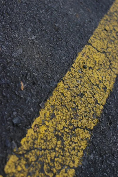 Defokussieren Abstrakten Hintergrund Mit Gelben Linien Auf Rissigen Asphalt Straße — Stockfoto