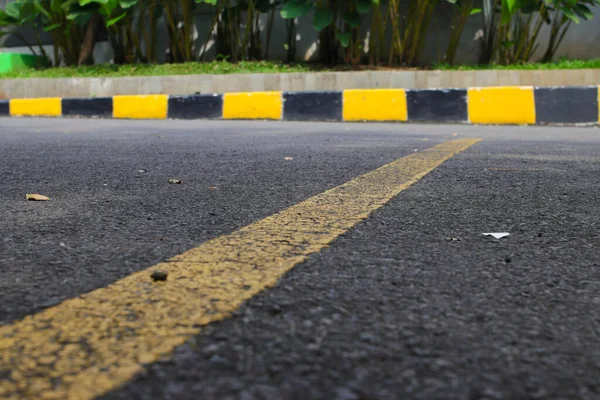 Desenfoque Fondo Abstracto Con Líneas Amarillas Carretera Asfaltada Agrietada Estacionamiento — Foto de Stock