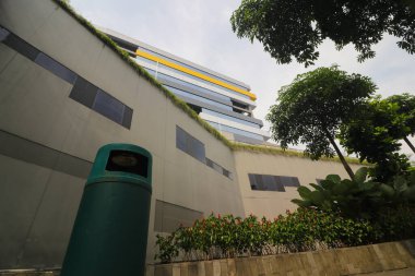 Park manzarasından genel minimalist modern binanın düşük açılı görüntüsü