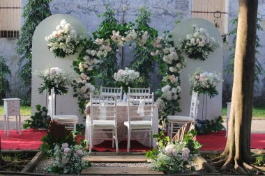 Düğün masasında damat evlilik yemini ederken açık hava düğün konsepti.