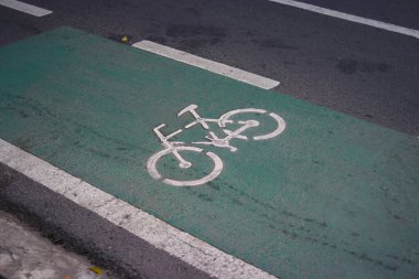 Bandung City 'de yeşil asfalt üzerinde bisiklet yolu