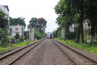 Endonezya demiryollarında çakıl taşlı paslı tren rayları