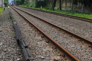 Endonezya demiryollarında çakıl taşlı paslı tren rayları
