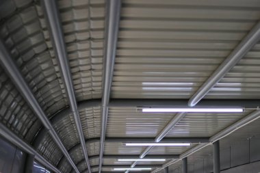 Bandung 'da bir tren istasyonunda LED lamba ile koridor tavanı kalkıyor.