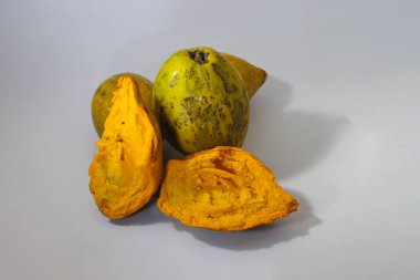 Bir grup olgun sarı yumurta meyvesi (kapkek meyvesi, Pouteria campechiana, Sawo mentega, sawo ubi, sawo belanda, alkesah olarak da bilinir) beyaz arka planda izole edilmiştir..
