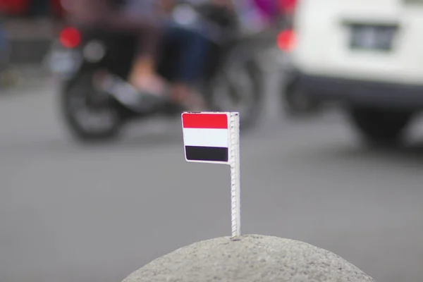 Yemen Bandiera Una Palla Pietra Con Sfondo Sfocato Marciapiede Asia — Foto Stock
