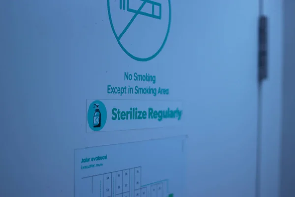 Smoking Sign Dilarang Merokok Com Esterilizar Texto Regular Texto Rota — Fotografia de Stock
