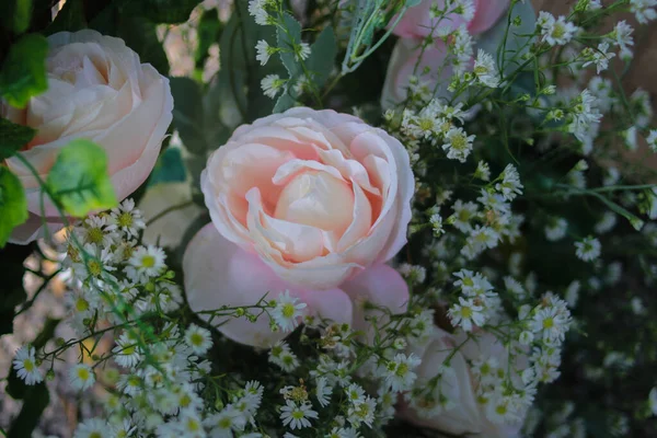 Detailní Pohled Svatební Květinovou Výzdobu Rustikální Nebo Zahradní Svatební Koncepci — Stock fotografie