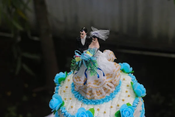 Blue White Wedding Cake Wedding Couple Statue Blurred Background Outdoor — Stock Photo, Image