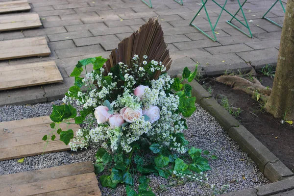 Närbild Bröllop Blommig Dekoration Marken Rustik Eller Trädgårdsfest Bröllop Koncept — Stockfoto