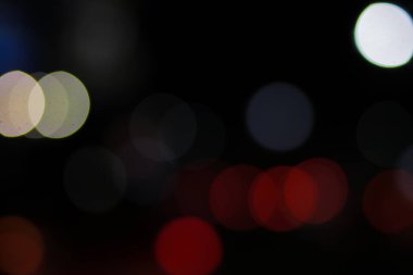 Geceleyin sokağın soyut arka planı. Gece hayatı bokeh arkaplanı.