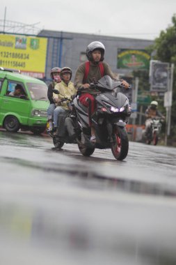 Sukabumi, Batı Java, Endonezya - 22 Eylül 2020: Öğleden sonra motosiklet süren Endonezyalılar