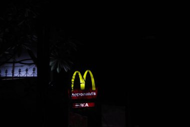 Sukabumi, Batı Java, Endonezya - 27 Şubat 2021: Sukabumi, Batı Java, Endonezya 'da gece yarısı McDonald' s Restoran reklamı