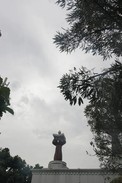 Sukabumi Java Ocidental Indonésia Setembro 2020 Monumento Uma Mão Segurando — Fotografia de Stock