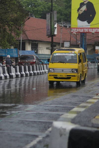 Sukabumi Jawa Zachodnia Indonezja Września 2020 Żółty Transport Miejski Angkot — Zdjęcie stockowe