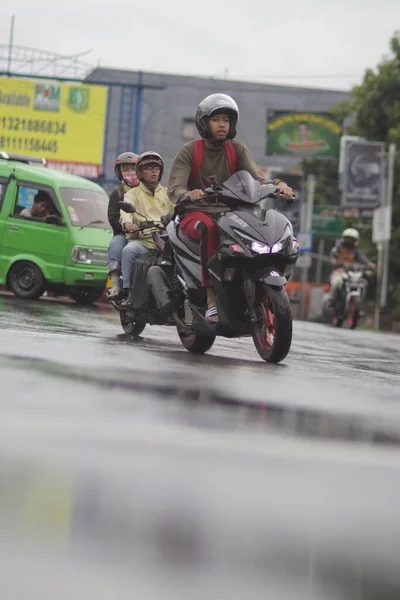 Sukabumi West Java Indonezja Września 2020 Indonezyjczycy Jeżdżący Motocyklach Deszczu — Zdjęcie stockowe