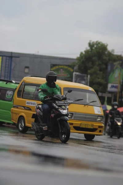 2020年9月22日 印度尼西亚西爪哇 苏卡布米 印度尼西亚骑着蒙面车 在苏卡布米市乘雨 — 图库照片