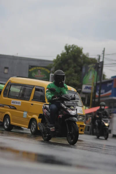 Sukabumi Jawa Zachodnia Indonezja Września 2020 Indonezyjski Kierowca Dzielący Się — Zdjęcie stockowe