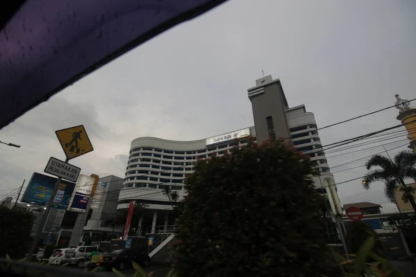 2020年9月22日 印度尼西亚西爪哇 苏卡布米 下午乌云密布的雨后 苏卡布米市Bjb银行的景观 — 图库照片