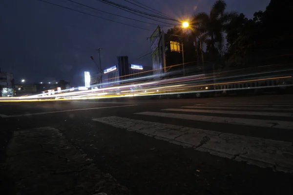 2021年2月27日 印度尼西亚西爪哇 苏卡布米市 傍晚时分 苏卡布米市的夜景 城市广场附近有灯光小径摄影 — 图库照片