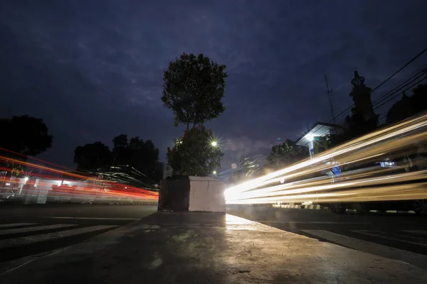 2021年2月27日 印度尼西亚西爪哇 苏卡布米市 傍晚时分 苏卡布米市的夜景 城市广场附近有灯光小径摄影 — 图库照片