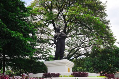 Bandung, Batı Cava, Endonezya - 11 Ocak 2022: Jalan Perintis Kemerdekaan Bandung 'da bulunan Laskar Wanita Anıtı veya LASWI kahramanlarının anısına dikilen LASWI Anıtı.