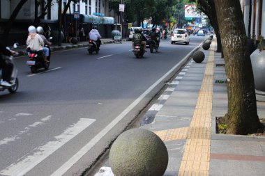 Bandung, Batı Java, Endonezya - 10 Ocak 2022: Sabah şehir merkezi yakınlarındaki Bandung şehir caddesinde trafik