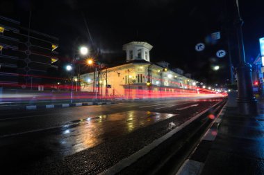 Bandung, Batı Java, Endonezya - 10 Ocak 2022: De Vries binası ve gece ışık yolları fotoğrafçılığı. Warenhuis de Vries, Asya Afrika Caddesi Bandung 'daki Hollanda kökenli binalardan biridir.