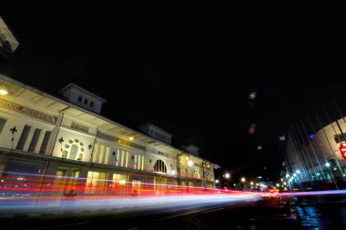 Bandung, Batı Java, Endonezya - 10 Ocak 2022: De Vries binası ve gece ışık yolları fotoğrafçılığı. Warenhuis de Vries, Asya Afrika Caddesi Bandung 'daki Hollanda kökenli binalardan biridir.