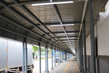 Bandung, Batı Java, Endonezya - 11 Ocak 2022: Bandung 'da bir tren istasyonunda LED lamba tavanı olan tren istasyonu kalkış koridoru
