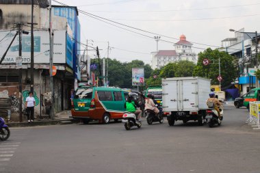 Bandung, Batı Java, Endonezya - 10 Ocak 2022: Bandung, Batı Java, Endonezya 'da bir kavşakta trafik sıkışıklığı.