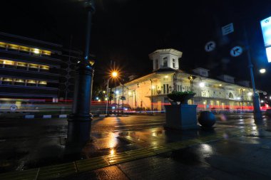 Bandung, Batı Java, Endonezya - 10 Ocak 2022: De Vries binası ve gece ışık yolları fotoğrafçılığı. Warenhuis de Vries, Asya Afrika Caddesi Bandung 'daki Hollanda kökenli binalardan biridir.