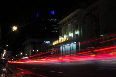Bandung, Batı Java, Endonezya - 10 Ocak 2022: Merdeka Binası veya Gedung Merdeka Bandung gece yağmur sonrası Jalan Asya-Afrika, Bandung, Endonezya.