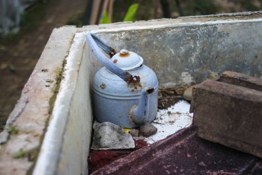 Endonezya 'daki bir harabenin içinde terk edilmiş antika çaydanlık bulundu.