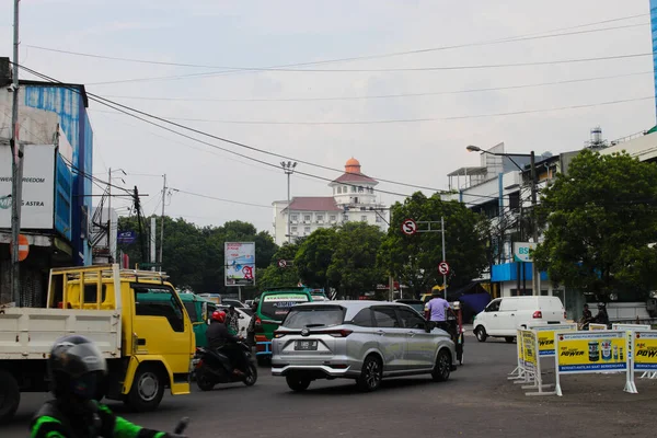 印度尼西亚西爪哇万隆 2022年1月10日 印度尼西亚西爪哇万隆一个十字路口的交通堵塞 — 图库照片
