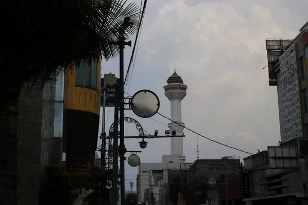 Bandung Java Ocidental Indonésia Janeiro 2022 Minarete Branco Grande Mesquita — Fotografia de Stock