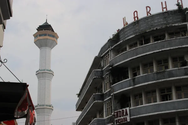 印度尼西亚西爪哇万隆 2022年1月10日 万隆大清真寺 Masjid Raya Bandung 的白色尖塔 有复制空间 万隆城市景观在阴天灰蒙蒙的天空中的前景 — 图库照片