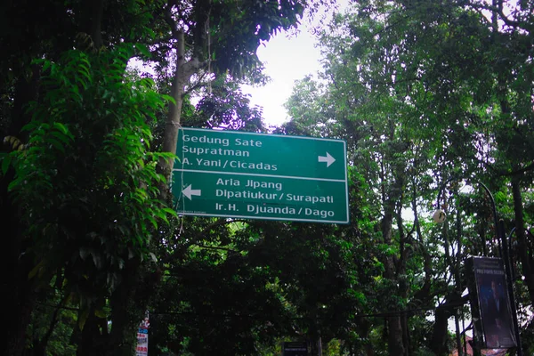 印度尼西亚西爪哇万隆 2022年1月11日 与万隆Gedung Sate和Aria Jipang方向的绿色标志公路 — 图库照片