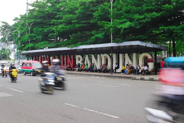 印度尼西亚西爪哇万隆 2022年1月10日 上午Alun Alun万隆或万隆City广场巴士站前的交通情况 — 图库照片