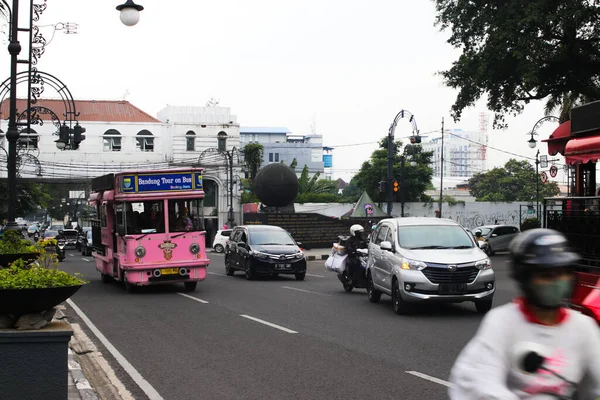 印度尼西亚西爪哇万隆 2022年1月10日 粉色标志性观光巴士 Bandros Bandung Tour Bus 是一辆旅游巴士 为想在万隆市观光的游客提供服务 — 图库照片