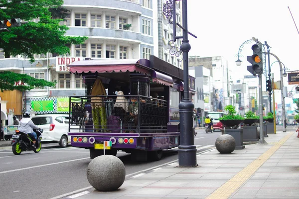 Bandung Západní Jáva Indonésie Ledna 2022 Fialový Ikonický Vyhlídkový Autobus — Stock fotografie